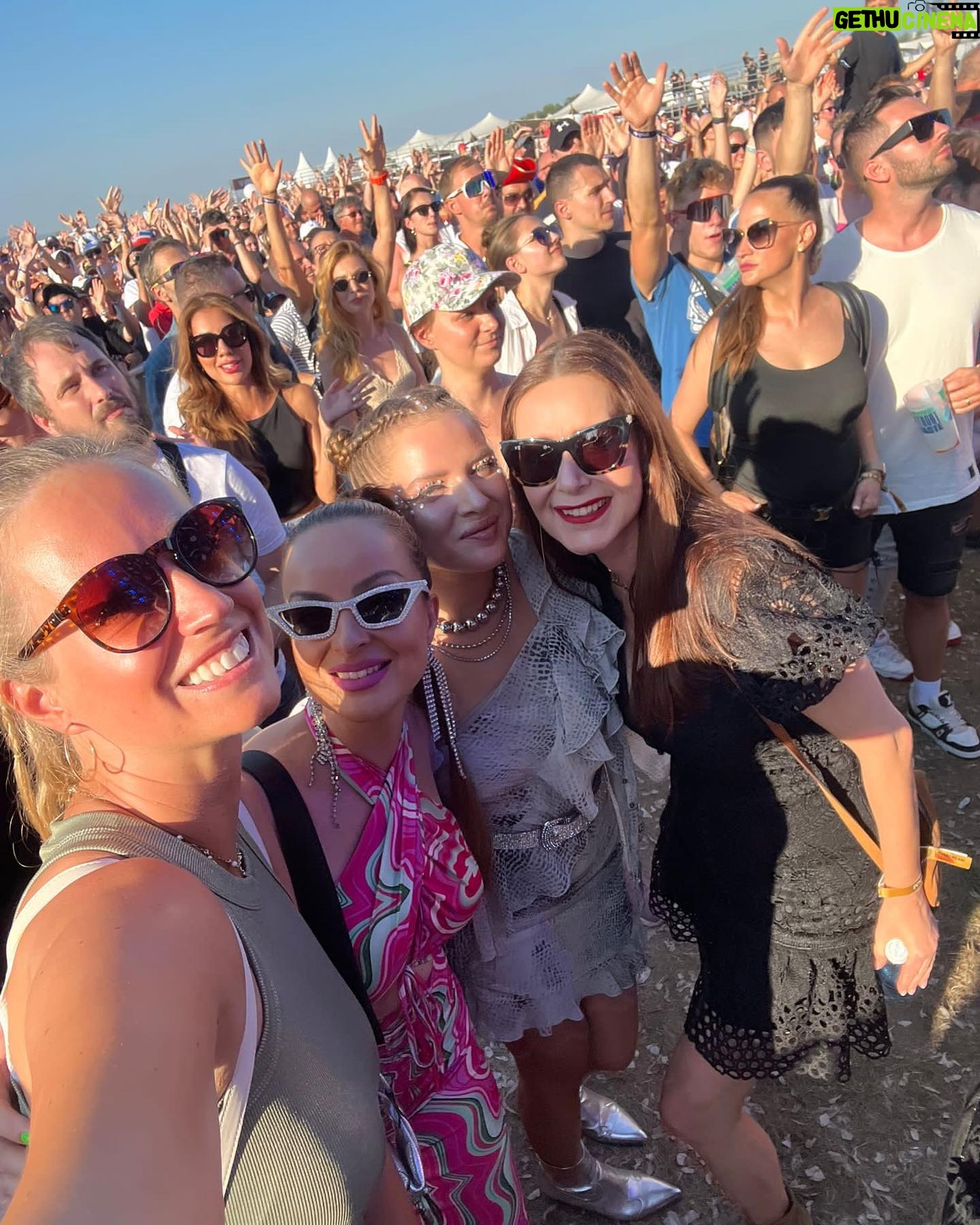 Daniela Nízlová Instagram - Dalsi sen splneny🙏🏻 Dakujem @jkmedia_jkevent , ze si vyslysal moju prosbu zavolat na @lovestreamfestival moj idol z detstva @michael.patrick.kelly.official 🫶🏼 Tesim sa aj na buduce rocniky, bolo to super👏🏻