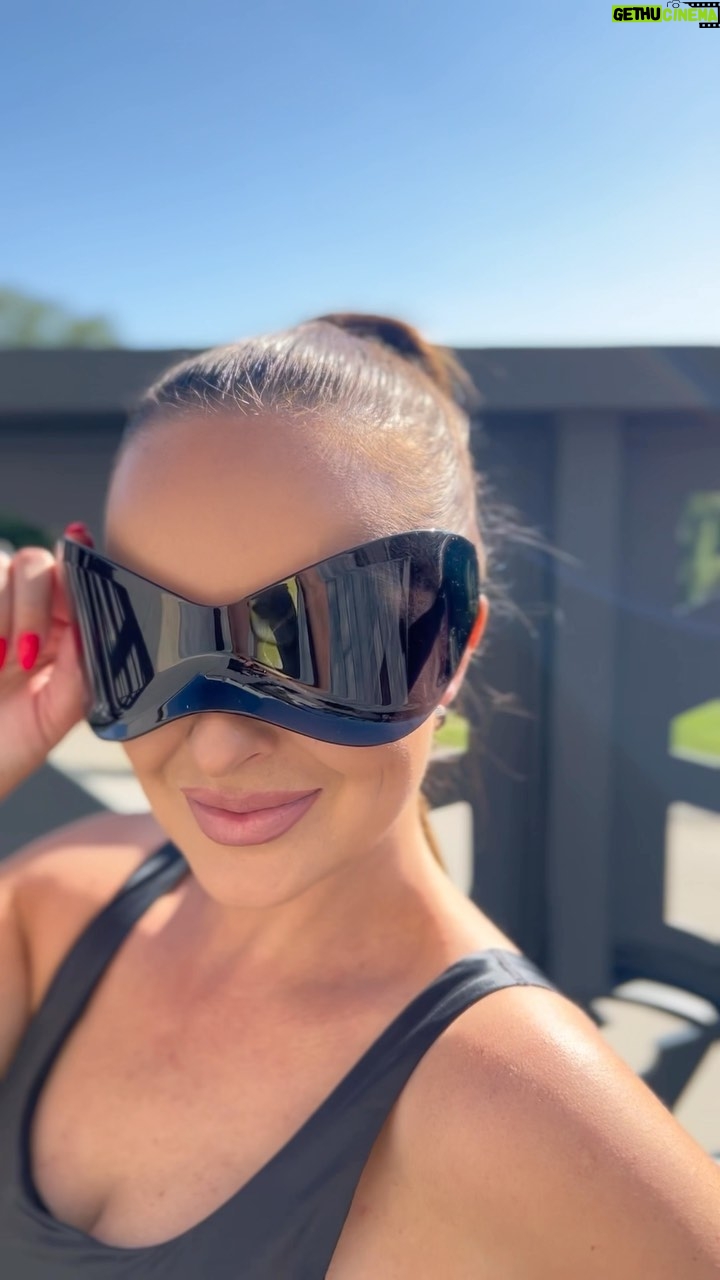 Daniela Nízlová Instagram - Kedze mam satniky v troch domacnostiach a uz v nich stracam prehlad, je nacase ich posunut dalej:) Postupne budem na moj @vinted profil “danielatwiins” pridavat veci, ktore este mozno niekomu posluzia a urobia radost☺️ Ak este nemate stiahnutu appku, tak chodte do toho, pouzivanie je jednoduche a nie su tam ziadne poplatky za predaj! Daj follow na moj @vinted profil “danielatwiins” a ja dam follow back 5najzaujimavejsim profilom;) #spolupraca#vinted#ad