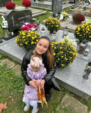 Daniela Nízlová Instagram - Dnes sme sa boli pomodlit za nasich starkych🙏🏻🕯️❤️ Chybate🫶🏼