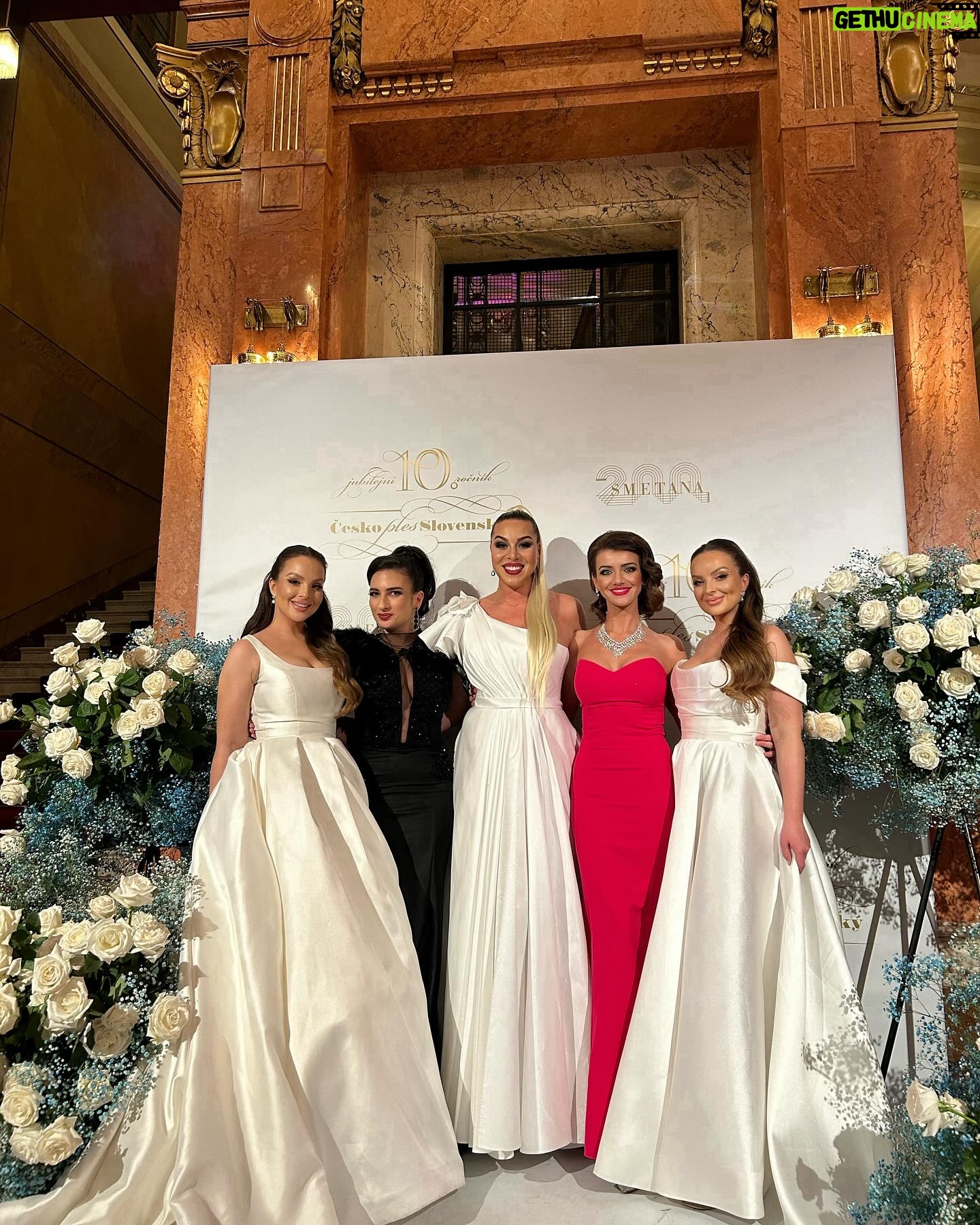 Daniela Nízlová Instagram - Dakujeme @ceskoslovenskyples opat za pozvanie, dakujeme za skvelu atmosferu, uzasnych ludi, fantasticke zazitky, zabavu az do rana(doteraz nas bolia nohy)🙏🏻🎉❤️ Tesime sa na buduci rocnik🫶🏼 @svadobnysalonwem 👗 @gecifoto 📸