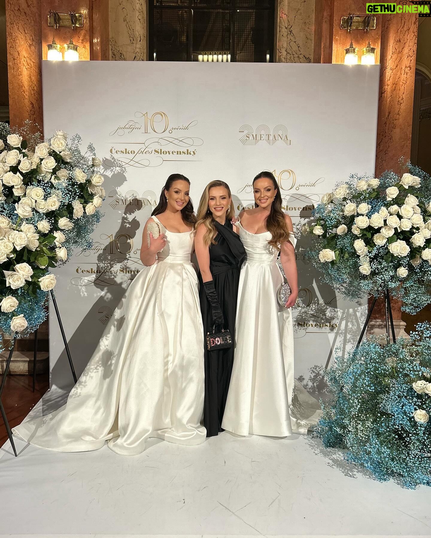 Daniela Nízlová Instagram - Dakujeme @ceskoslovenskyples opat za pozvanie, dakujeme za skvelu atmosferu, uzasnych ludi, fantasticke zazitky, zabavu az do rana(doteraz nas bolia nohy)🙏🏻🎉❤️ Tesime sa na buduci rocnik🫶🏼 @svadobnysalonwem 👗 @gecifoto 📸