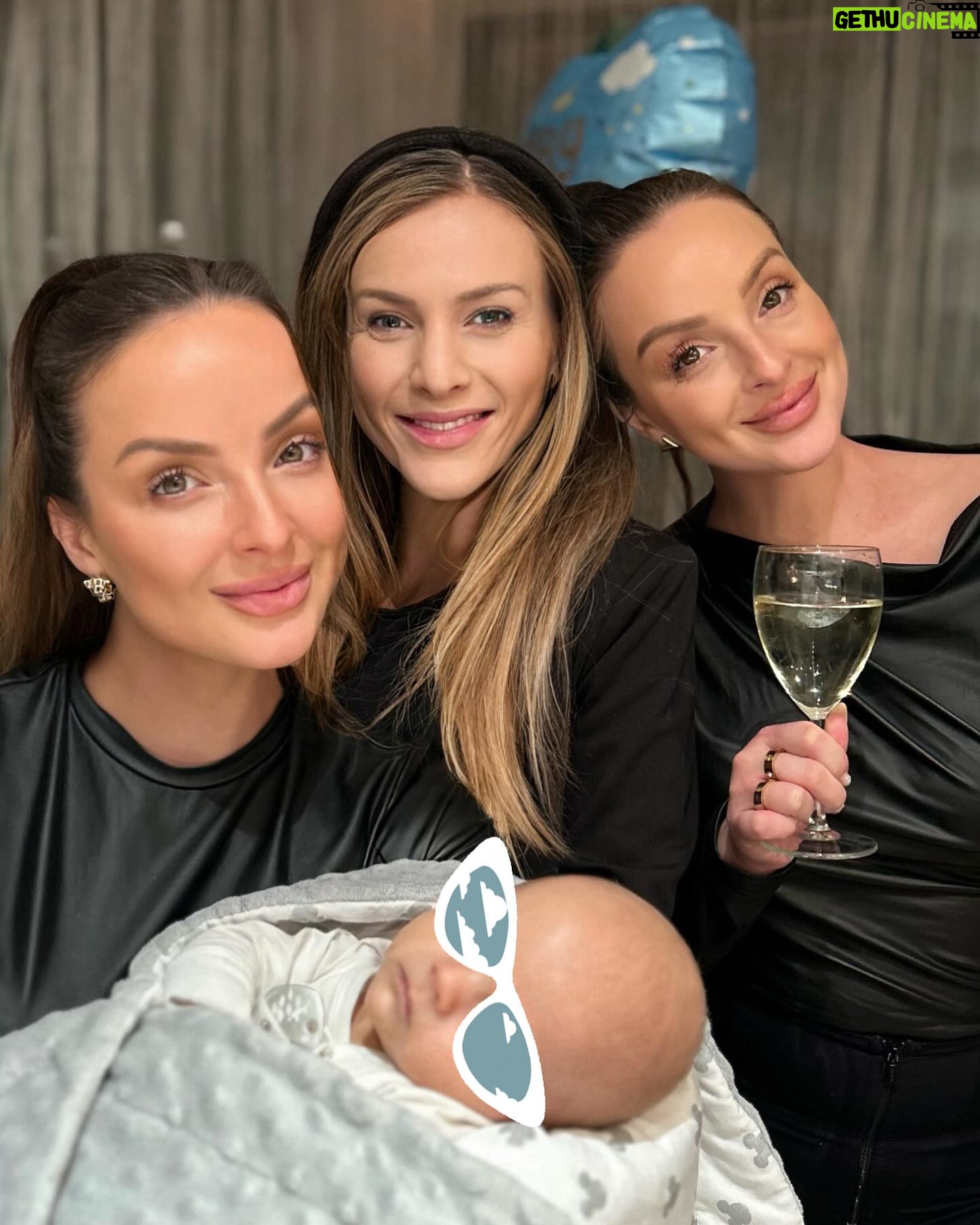 Daniela Nízlová Instagram - 28rokov priatelstva, zoznamili sme sa v spevackej sutazi Hviezdicka, @monikasuchanek spievala Don’t speak a my Lady z cokolady, v Nemecku na Kinderfeste v Drazdanoch Macarenu, kupili sme si tam prve porcelanove babiky do zbierky, pisali sme si listy, neskor studovali na rovnakej vysokej skole a doteraz sme NAJlepsie kamaratky🫶🏼 A stretavame sa konecne ako mamy❤️