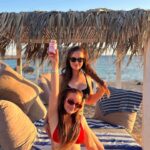 Daniela Nízlová Instagram – Akcia 1 1zdarma! To je taky bezny “vtip”, ked cakas jedno dieta a zrazu odchadzas z porodnice s dvoma ako aj nasa mamka pred niekolkymi rokmi😅😅😅 Ale teraz vazne!!! Na @bloomrobbins.skcz prave prebieha BLACK FRIDAY AKCIA, ked si kupis jeden produkt, druhy sa ti automaticky odpocita v kosiku a mas ho zadarmo! Gumiky sme zacali brat uz koncom leta, kedze na jesen zacinaju vyraznejsie padat vlasy! Odporucila nam ho nasa dlhorocna kamaratka @zuzcvik , za co jej dakujeme, pretoze ucinok nastupil raketovo a za tyzden sme mali po umyvani vo vylevke podstatne menej vypadnutych vlasov!!! A nove stale rastu🙏🏻 #loveisinthehair #bloomrobbins #hair #vlasy #rastvlasov #zdravevlasy #blackfriday