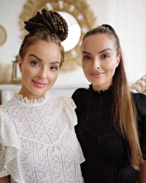 Daniela Nízlová Instagram - Prazdniny su sice na konci, ale pocasie nam viac nez praje a leto este nie je na konci ani nahodou.. Oslav a zahradnych party je neurekom a ked Vam uz dochadzaju napady, co si obliect, v novej kolekcii @orsay , ktora ma priznacny nazov GARDEN PARTY, najdete tipov na outfity viac nez dost. Nam sa este aj podarilo takto zladit!!! Zlavovy kod TWINS25 platí od 29. - 31. 8. - len na kolekciu Garden Party 🎉 
#orsaysk #orsay #spolupraca
@sona_bacikova_photogallery 📸