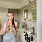 Daniela Nízlová Instagram - SYOSS KERATIN rada na vlasy špeciálne vyvinutá pre ľahko sa lámajúce vlasy je priam určená pre moje jemné vlasy, ktoré majú sklony k lámavosti, keďže im dávam poriadne zabrať na nakrúcaniach a vystúpeniach. Obnovuje a posilňuje vlasy, dopĺňa keratín pre hĺbkovú regeneráciu… Po použití kondicionéru alebo masky sú vlasy zjemnené a zároveň pevné, olejček im dodáva lesk a pružnosť… A tá vôňa, zamilovala som si ju hneď!!! #Syoss#SyossKeratin #VlasovaRutina #vlasovyprodukt #Siliconefree #VlasovaStarostlivost #LuxusnyLesk#spolupraca