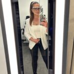 Daniela Nízlová Instagram - V optike @duos_official nájdete nielen štýlové okuliare, ale možete sa objednať aj na vyšetrenie zraku(to som absolvovala vlani) a dokonca pre tých, ktorí nosíte dioptrické okuliare, je tu skvelá novinka! @duos_official disponuje najmodernejším centračným systémom, ktorý umožňuje precízne zameranie individuálnych parametrov tváre a dioptrického rámu, čo zabezpečí dokonalé estetické aj optické prevedenie dioptrických skiel! Výhodou je: 👁️1. estetika- schopnosť vyhotoviť tenšie dioptrické sklá a presne kopírujúci tvar rámu. 👁️2. optické vlastnosti- zabezpečujú vysokú kvalitu zobrazovacích vlastností produktu po celej ploche skla a eliminuje skreslenia. 👁️3. adaptácia- sklá na mieru zabezpečujú rýchlejší a pohodlnejší návyk na nový produkt a dioptrie.