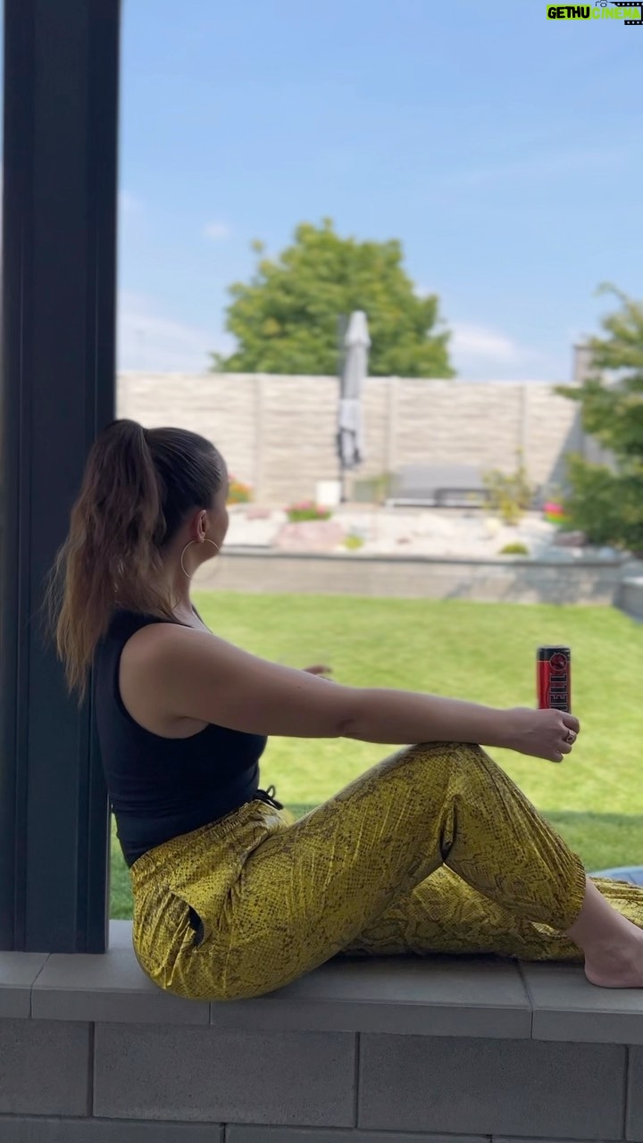 Daniela Nízlová Instagram - Určite mi dáte za pravdu, že každá z nás má občas ťažké dni... Poznám jednú “ dobíjačku “ a to je @hellenergysk 🔥 Má výbornú chuť a sprevádza ma v ťažkých dňoch 💪🏼 #spolupraca #hellenergy @hellenergy @hellenergysk