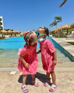 Daniela Nízlová Instagram - Najvacsia radost tieto nase dve lasky❤️❤️ #linda #nea #cousins #egypt #vacation