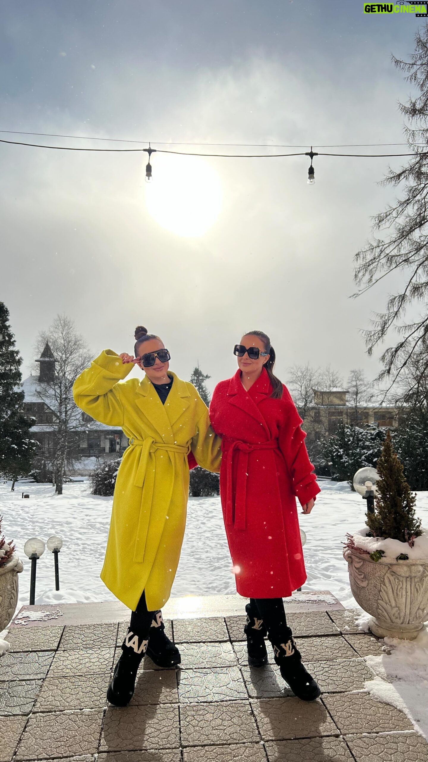 Daniela Nízlová Instagram - !!SÚŤAŽ‼VYHRAJ‼ Naši milí followers, chceme sa vám poďakovať za vašu priazeň a preto sme si pre vás pripravili novoročnú súťaž. Zapojte sa do sútaže a vyhrajte kabát podľa vlastného výberu v hodnote 590€ od módnej návrhárky @zuzana.hakova Kabát môžete vyhrať pre seba alebo ako darček pre niekoho z vašich blízkych ak splníte jednoduché podmienky sútaže. ‼PODMIENKY SÚŤAŽE‼ 👉1. Daj Like na reels 👉2. Daj Follow na profily @zuzana.hakova @veronikatwiins @danielatwiins @twiinsmusic 👉3. Do komentára označ jednu kamošku a prezdielaj túto súťaž v stories! Vyhodnotenie súťaže bude o týždeň!!! Checkujte www.zuzanahakova.com