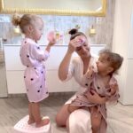 Daniela Nízlová Instagram - Takto vyzera moj “beauty day” v spolocnosti mojich najmilovanejsich. Naucit sa spravnej starostlivosti o plet vyzaduje nejaky ten cas a moja denna rutina s @garnier_czsk, je priam balzam na nu. Garnier Skin Naturals Dvojfázová micelárna voda rozpusti dokladne make up a cistiaca micelarna voda ju dokonalne vycisti… #spolupraca #garnier_czsk #skincare