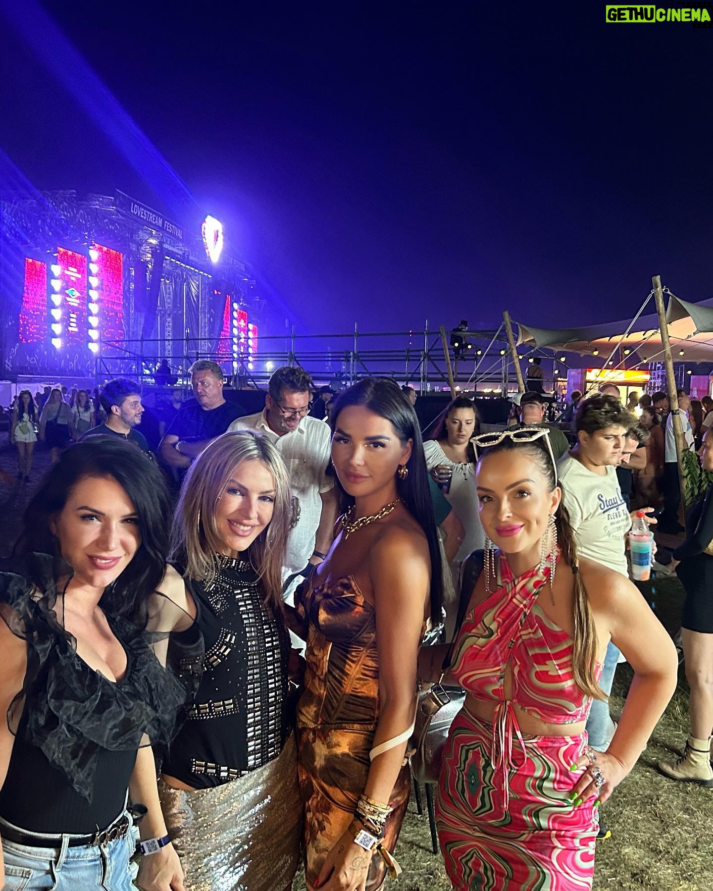 Daniela Nízlová Instagram - Dalsi sen splneny🙏🏻 Dakujem @jkmedia_jkevent , ze si vyslysal moju prosbu zavolat na @lovestreamfestival moj idol z detstva @michael.patrick.kelly.official 🫶🏼 Tesim sa aj na buduce rocniky, bolo to super👏🏻