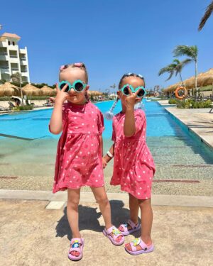 Daniela Nízlová Instagram - Najvacsia radost tieto nase dve lasky❤️❤️ #linda #nea #cousins #egypt #vacation