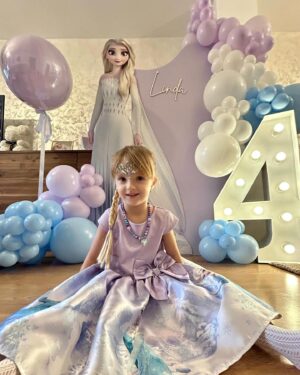 Daniela Nízlová Instagram - Vsetko najlepsie Linduska k Tvojim 4.narodeninkam🎉 Ten cas leti ako voda a z babatka uz je mala slecna😍 Lubime Ta🫶🏼 @balonikovysvet 🎈 @svetpismen.sk 4️⃣ @lollipops_s.r.o 🎂