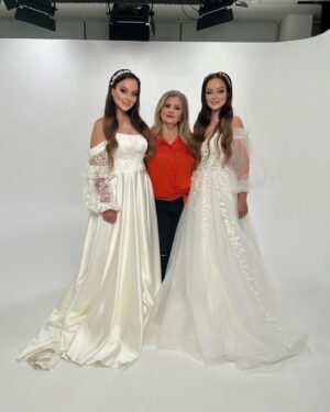 Daniela Nízlová Instagram - Tvoja dlan to je kridlo, laskou vonia a mydlom, mna tisicky ciest lakaju do neznama. Chcem ist po stopach svojich, nemaj strach ked sa bojis. Ja vzdy sa Ti vratim Tvoj hlas zavola ma. Tak sa neboj mama, aj ked zostavas sama 🫶🏼 Daniel Hevier (2000). KRASNY DEN MATIEK VSETKYM NAJUZASNEJSIM MAMAM NA SVETE❤️ @veronanizlova Tebe najvacsia vdaka, lubime Ta a dakujeme Ti za kazdy den s Tebou🙏🏻🫶🏼 #tweens #twiins #taksanebojmama #denmatiek #mothersday