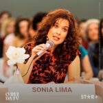 Daniela Paschoal Instagram - Já está disponível no @starplusbr a 2º temporada de @oreidatvserie. Eu interpreto a querida @sonialima (que responsabilidade e que alegria! 🤭). Fui dirigida por esses três feras @marcusbaldini #júliajordão e @lulubap 💛 caracterização e make @annavansteen, @mafetorrezani e @brunolemes que também ajudou muito nesse processo. Obrigada @tosiale 💛 🎬 @gullaneentretenimento