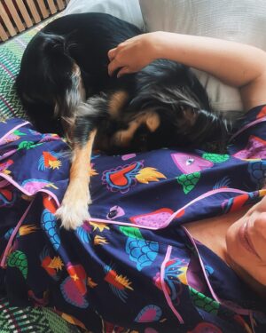 Daniela Paschoal Instagram - to na dúvida se Arlindo é apaixonado por mim ou pelos pijamas da @pij.ame_se 🤭💛