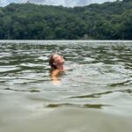 Daniela Paschoal Instagram - o dia do #tbt foi ontem mas o insta é meu e eu posto quando quiser! 😆🤭 vou começar pelo final da nossa viagem, que foi esse passeio tão especial com a @ecoboat_lagoajequia e o pessoal da comunidade! 🍃 a Lagoa de Jequiá é que a 3º maior lagoa do estado, fica no sul de Alagoas, dá mais ou menos 1h de Maceió, é bem pertinho! O passeio é uma imersão linda na natureza, num cantinho ainda tão preservado, e cheio de histórias sobre a cultura local! Ele começa lá na Lagoa de Jequiá, onde tivemos a sorte e a benção da mãe natureza, de ver um panapaná (nuvem de borboletas), que seguiu acompanhando todo o nosso trajeto. Paramos em alguns pontos pra nadar na lagoa e pular da tradicional escadinha que tem pouco mais de quatro metros (tem o vídeo no reels anterior. e eu levei bronca de painho e mainha quando viram o vídeo. 🤭). Depois fizemos uma trilha bem tranquila pra ver uma Sumaúma e um Pau-Brasil centenários (muito especial). Teve banho de argila e flutuação no Rio Gelado, que é uma delícia (eu sou friorenta e achei o Rio Gelado beeem de boa! rs), e pra fechar, um almocinho delícia preparado por Dona Leidinha! Eita coisa boa, que já tô querendo voltar. Que dia especial! agradeço ao Alyson e a comunidade pela realização desse projeto, nos proporcionando essa experiência tão linda, ao Felipe que nos acompanhou no passeio, Seu Manoel e Dona Leidinha pela recepção, e aos nossos novos amigos Luiz e @mangelafreitas12 que embarcaram com a gente nessa aventura! 💛 Muito obrigada, voltaremos em breve! @ecoboat_lagoajequia
