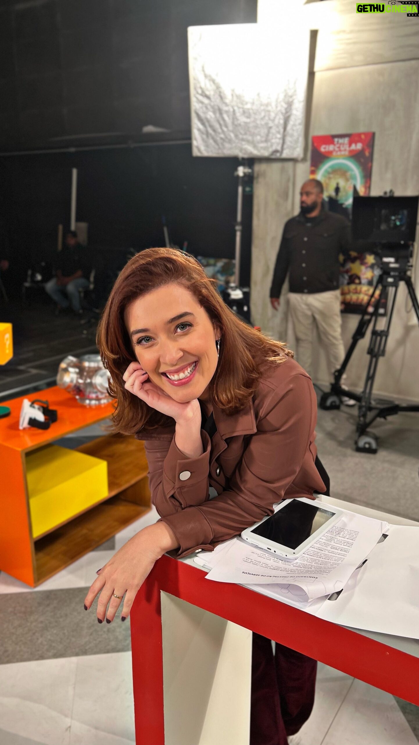 Daniela Paschoal Instagram - Muito obrigada, Joana! 💛 Você fez história na vida da Dani. Levo comigo amigos queridos e muito aprendizado desses 6 anos de processo! Quanta coisa vivemos juntas, você me ensinou pra caramba, rimos e choramos muitas vezes. @lilidigiorgio nunca vou me esquecer daquela ligação! Hahaha Obrigada @sbt e @polianamocaoficial foi um prazer fazer parte desse time tão talentoso e querido! Deixo aqui meu carinho pra todos vocês que assim como eu, eram apaixonados pela Joana, e um abraço bem forte pra essa minha equipe amada, já sinto saudades! 🐞🎬✨💛
