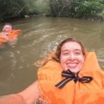 Daniela Paschoal Instagram - o dia do #tbt foi ontem mas o insta é meu e eu posto quando quiser! 😆🤭 vou começar pelo final da nossa viagem, que foi esse passeio tão especial com a @ecoboat_lagoajequia e o pessoal da comunidade! 🍃 a Lagoa de Jequiá é que a 3º maior lagoa do estado, fica no sul de Alagoas, dá mais ou menos 1h de Maceió, é bem pertinho! O passeio é uma imersão linda na natureza, num cantinho ainda tão preservado, e cheio de histórias sobre a cultura local! Ele começa lá na Lagoa de Jequiá, onde tivemos a sorte e a benção da mãe natureza, de ver um panapaná (nuvem de borboletas), que seguiu acompanhando todo o nosso trajeto. Paramos em alguns pontos pra nadar na lagoa e pular da tradicional escadinha que tem pouco mais de quatro metros (tem o vídeo no reels anterior. e eu levei bronca de painho e mainha quando viram o vídeo. 🤭). Depois fizemos uma trilha bem tranquila pra ver uma Sumaúma e um Pau-Brasil centenários (muito especial). Teve banho de argila e flutuação no Rio Gelado, que é uma delícia (eu sou friorenta e achei o Rio Gelado beeem de boa! rs), e pra fechar, um almocinho delícia preparado por Dona Leidinha! Eita coisa boa, que já tô querendo voltar. Que dia especial! agradeço ao Alyson e a comunidade pela realização desse projeto, nos proporcionando essa experiência tão linda, ao Felipe que nos acompanhou no passeio, Seu Manoel e Dona Leidinha pela recepção, e aos nossos novos amigos Luiz e @mangelafreitas12 que embarcaram com a gente nessa aventura! 💛 Muito obrigada, voltaremos em breve! @ecoboat_lagoajequia