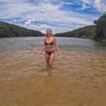 Daniela Paschoal Instagram - o dia do #tbt foi ontem mas o insta é meu e eu posto quando quiser! 😆🤭 vou começar pelo final da nossa viagem, que foi esse passeio tão especial com a @ecoboat_lagoajequia e o pessoal da comunidade! 🍃 a Lagoa de Jequiá é que a 3º maior lagoa do estado, fica no sul de Alagoas, dá mais ou menos 1h de Maceió, é bem pertinho! O passeio é uma imersão linda na natureza, num cantinho ainda tão preservado, e cheio de histórias sobre a cultura local! Ele começa lá na Lagoa de Jequiá, onde tivemos a sorte e a benção da mãe natureza, de ver um panapaná (nuvem de borboletas), que seguiu acompanhando todo o nosso trajeto. Paramos em alguns pontos pra nadar na lagoa e pular da tradicional escadinha que tem pouco mais de quatro metros (tem o vídeo no reels anterior. e eu levei bronca de painho e mainha quando viram o vídeo. 🤭). Depois fizemos uma trilha bem tranquila pra ver uma Sumaúma e um Pau-Brasil centenários (muito especial). Teve banho de argila e flutuação no Rio Gelado, que é uma delícia (eu sou friorenta e achei o Rio Gelado beeem de boa! rs), e pra fechar, um almocinho delícia preparado por Dona Leidinha! Eita coisa boa, que já tô querendo voltar. Que dia especial! agradeço ao Alyson e a comunidade pela realização desse projeto, nos proporcionando essa experiência tão linda, ao Felipe que nos acompanhou no passeio, Seu Manoel e Dona Leidinha pela recepção, e aos nossos novos amigos Luiz e @mangelafreitas12 que embarcaram com a gente nessa aventura! 💛 Muito obrigada, voltaremos em breve! @ecoboat_lagoajequia