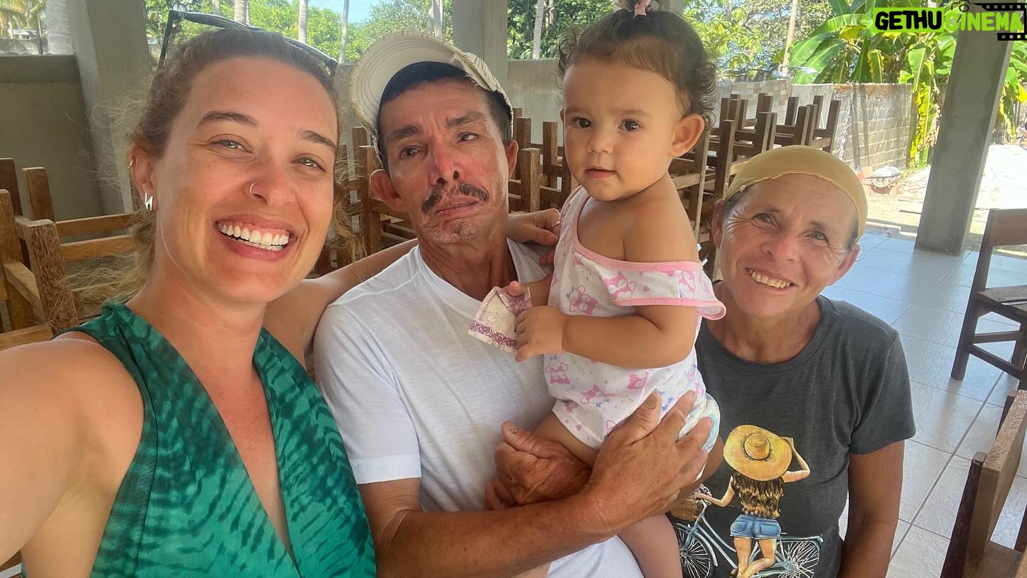 Daniela Paschoal Instagram - o dia do #tbt foi ontem mas o insta é meu e eu posto quando quiser! 😆🤭 vou começar pelo final da nossa viagem, que foi esse passeio tão especial com a @ecoboat_lagoajequia e o pessoal da comunidade! 🍃 a Lagoa de Jequiá é que a 3º maior lagoa do estado, fica no sul de Alagoas, dá mais ou menos 1h de Maceió, é bem pertinho! O passeio é uma imersão linda na natureza, num cantinho ainda tão preservado, e cheio de histórias sobre a cultura local! Ele começa lá na Lagoa de Jequiá, onde tivemos a sorte e a benção da mãe natureza, de ver um panapaná (nuvem de borboletas), que seguiu acompanhando todo o nosso trajeto. Paramos em alguns pontos pra nadar na lagoa e pular da tradicional escadinha que tem pouco mais de quatro metros (tem o vídeo no reels anterior. e eu levei bronca de painho e mainha quando viram o vídeo. 🤭). Depois fizemos uma trilha bem tranquila pra ver uma Sumaúma e um Pau-Brasil centenários (muito especial). Teve banho de argila e flutuação no Rio Gelado, que é uma delícia (eu sou friorenta e achei o Rio Gelado beeem de boa! rs), e pra fechar, um almocinho delícia preparado por Dona Leidinha! Eita coisa boa, que já tô querendo voltar. Que dia especial! agradeço ao Alyson e a comunidade pela realização desse projeto, nos proporcionando essa experiência tão linda, ao Felipe que nos acompanhou no passeio, Seu Manoel e Dona Leidinha pela recepção, e aos nossos novos amigos Luiz e @mangelafreitas12 que embarcaram com a gente nessa aventura! 💛 Muito obrigada, voltaremos em breve! @ecoboat_lagoajequia