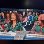 Daniela Paschoal Instagram - Já está disponível no @starplusbr a 2º temporada de @oreidatvserie. Eu interpreto a querida @sonialima (que responsabilidade e que alegria! 🤭). Fui dirigida por esses três feras @marcusbaldini #júliajordão e @lulubap 💛 caracterização e make @annavansteen, @mafetorrezani e @brunolemes que também ajudou muito nesse processo. Obrigada @tosiale 💛 🎬 @gullaneentretenimento
