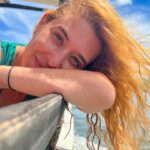 Daniela Paschoal Instagram - o dia do #tbt foi ontem mas o insta é meu e eu posto quando quiser! 😆🤭 vou começar pelo final da nossa viagem, que foi esse passeio tão especial com a @ecoboat_lagoajequia e o pessoal da comunidade! 🍃 a Lagoa de Jequiá é que a 3º maior lagoa do estado, fica no sul de Alagoas, dá mais ou menos 1h de Maceió, é bem pertinho! O passeio é uma imersão linda na natureza, num cantinho ainda tão preservado, e cheio de histórias sobre a cultura local! Ele começa lá na Lagoa de Jequiá, onde tivemos a sorte e a benção da mãe natureza, de ver um panapaná (nuvem de borboletas), que seguiu acompanhando todo o nosso trajeto. Paramos em alguns pontos pra nadar na lagoa e pular da tradicional escadinha que tem pouco mais de quatro metros (tem o vídeo no reels anterior. e eu levei bronca de painho e mainha quando viram o vídeo. 🤭). Depois fizemos uma trilha bem tranquila pra ver uma Sumaúma e um Pau-Brasil centenários (muito especial). Teve banho de argila e flutuação no Rio Gelado, que é uma delícia (eu sou friorenta e achei o Rio Gelado beeem de boa! rs), e pra fechar, um almocinho delícia preparado por Dona Leidinha! Eita coisa boa, que já tô querendo voltar. Que dia especial! agradeço ao Alyson e a comunidade pela realização desse projeto, nos proporcionando essa experiência tão linda, ao Felipe que nos acompanhou no passeio, Seu Manoel e Dona Leidinha pela recepção, e aos nossos novos amigos Luiz e @mangelafreitas12 que embarcaram com a gente nessa aventura! 💛 Muito obrigada, voltaremos em breve! @ecoboat_lagoajequia