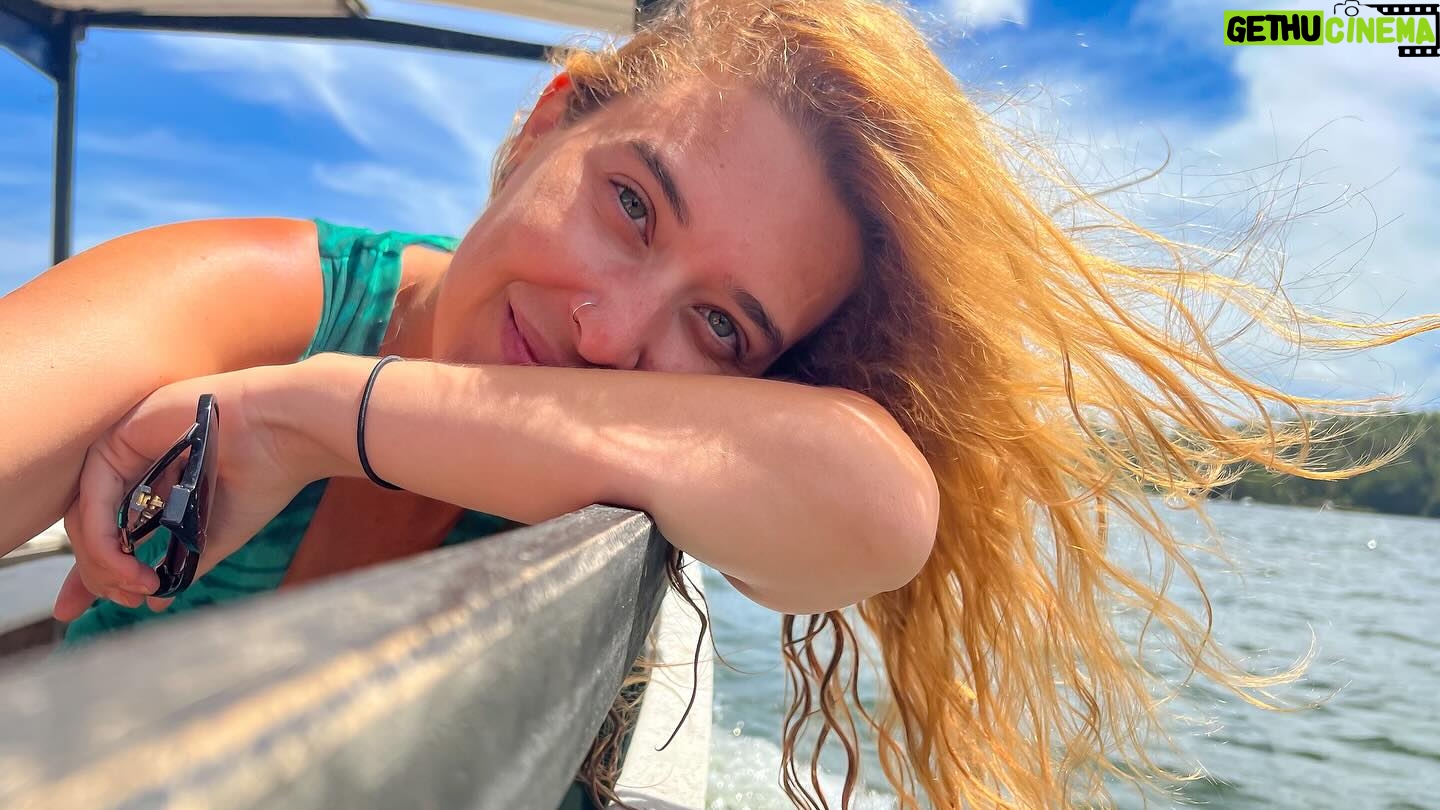 Daniela Paschoal Instagram - o dia do #tbt foi ontem mas o insta é meu e eu posto quando quiser! 😆🤭 vou começar pelo final da nossa viagem, que foi esse passeio tão especial com a @ecoboat_lagoajequia e o pessoal da comunidade! 🍃 a Lagoa de Jequiá é que a 3º maior lagoa do estado, fica no sul de Alagoas, dá mais ou menos 1h de Maceió, é bem pertinho! O passeio é uma imersão linda na natureza, num cantinho ainda tão preservado, e cheio de histórias sobre a cultura local! Ele começa lá na Lagoa de Jequiá, onde tivemos a sorte e a benção da mãe natureza, de ver um panapaná (nuvem de borboletas), que seguiu acompanhando todo o nosso trajeto. Paramos em alguns pontos pra nadar na lagoa e pular da tradicional escadinha que tem pouco mais de quatro metros (tem o vídeo no reels anterior. e eu levei bronca de painho e mainha quando viram o vídeo. 🤭). Depois fizemos uma trilha bem tranquila pra ver uma Sumaúma e um Pau-Brasil centenários (muito especial). Teve banho de argila e flutuação no Rio Gelado, que é uma delícia (eu sou friorenta e achei o Rio Gelado beeem de boa! rs), e pra fechar, um almocinho delícia preparado por Dona Leidinha! Eita coisa boa, que já tô querendo voltar. Que dia especial! agradeço ao Alyson e a comunidade pela realização desse projeto, nos proporcionando essa experiência tão linda, ao Felipe que nos acompanhou no passeio, Seu Manoel e Dona Leidinha pela recepção, e aos nossos novos amigos Luiz e @mangelafreitas12 que embarcaram com a gente nessa aventura! 💛 Muito obrigada, voltaremos em breve! @ecoboat_lagoajequia