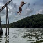 Daniela Paschoal Instagram - explorando um pouquinho mais das nossas raízes, do nosso povo, da nossa arte que é tão rica, da nossa cultura, da nossa natureza que precisa tanto de atenção, que precisa de cuidado, que precisa de preservação. três estados, nove cidades, e uma malinha de mão cheia de histórias dessas últimas semanas. obrigada meu companheiro de vida, de alma, de aventuras, fica tudo mais colorido com você ao meu lado! obrigada aos velhos e aos novos amigos, que cruzaram os nossos caminhos nesse roteiro lindo que a vida escreveu pra gente! ✨💛