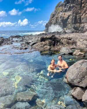 Daniela Paschoal Instagram - difícil fazer legenda pra esse paraíso, mais de 10km de trilha, e cada pedacinho com a sua beleza particular. valeu a pena cada tropicada nessas pedras. 🤭💛