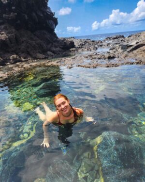 Daniela Paschoal Instagram - difícil fazer legenda pra esse paraíso, mais de 10km de trilha, e cada pedacinho com a sua beleza particular. valeu a pena cada tropicada nessas pedras. 🤭💛