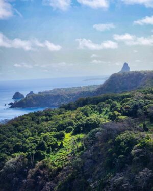 Daniela Paschoal Instagram - difícil fazer legenda pra esse paraíso, mais de 10km de trilha, e cada pedacinho com a sua beleza particular. valeu a pena cada tropicada nessas pedras. 🤭💛