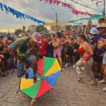 Daniela Paschoal Instagram - não existe festa mais linda do que o Carnaval de Olinda! isso aqui história, é tradição, é raiz, é força e alegria! a magia desse lugar é única e inexplicável. saio daqui toda vez emocionada e de cabeça feita, querendo apresentar o frevo e o maracatu pro mundo inteiroooo! Obrigada de todo meu coração Olinda, até ano que vem! @laursadobonfim @trincadeas @t.c.m.johntravolta @blocodocimento @elefantedeolinda @boidamacuca @euachoepouco @afojubarecife @homemdasombrinha #carnavalolinda #pernambuco #olinda #carnaval