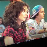 Daniela Paschoal Instagram - Já está disponível no @starplusbr a 2º temporada de @oreidatvserie. Eu interpreto a querida @sonialima (que responsabilidade e que alegria! 🤭). Fui dirigida por esses três feras @marcusbaldini #júliajordão e @lulubap 💛 caracterização e make @annavansteen, @mafetorrezani e @brunolemes que também ajudou muito nesse processo. Obrigada @tosiale 💛 🎬 @gullaneentretenimento