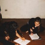 Daniela Paschoal Instagram - Eu sempre procuro me conectar com as minhas raízes pra não esquecer de onde eu vim. Mas hoje revirando meu baú de fotos percebi que às vezes esqueço de olhar pra trás e ver o quanto o meu corre foi grande pra chegar até aqui. Ontem foi o Dia Mundial do Teatro, o lugar onde tudo começou! O teatro foi a minha maior e melhor escola, da arte e da vida. Já se passaram quase 20 anos e eu ainda tenho a oportunidade de carregar comigo grandes amigos, diretores e lindas histórias. O teatro me mostrou a importância do trabalho em equipe, do coletivo. Me ensinou sobre resiliência, dedicação, afeto, parceria, resistência e união. Eu sou muito, muito grata por toda essa bagagem e por todas essas passagens. Tentei separar alguns registros pra mostrar pra vocês, mas acho que eu precisava de mais umas 20 publicações.🤭 Saudade de um palco, VIVA O TEATRO! ✨💛