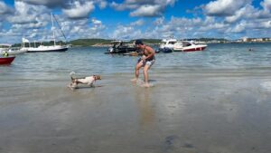 Daniela Paschoal Instagram - sempre que eu viajo à Bahia eu sinto que tô voltando pra minha casa. em algum lugar em mim isso sempre reverberou muito forte (até mesmo antes de conhecer). a Bahia sempre me presenteou com lindos momentos e grandes histórias ao lado dos meus cúmplices. a Bahia me deu novos e grandes amigos. a Bahia me trouxe um amor. a Bahia me ensina todas as vezes. a Bahia me cura e me abraça como se eu fosse parte dela, e no fim, devo ser mesmo. muito obrigada, Salvador!