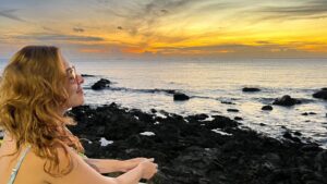 Daniela Paschoal Instagram - sempre que eu viajo à Bahia eu sinto que tô voltando pra minha casa. em algum lugar em mim isso sempre reverberou muito forte (até mesmo antes de conhecer). a Bahia sempre me presenteou com lindos momentos e grandes histórias ao lado dos meus cúmplices. a Bahia me deu novos e grandes amigos. a Bahia me trouxe um amor. a Bahia me ensina todas as vezes. a Bahia me cura e me abraça como se eu fosse parte dela, e no fim, devo ser mesmo. muito obrigada, Salvador!