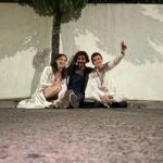 Daniela Ramírez Instagram - GRACIAS GRACIAS GRACIAS POR TANTO! Seguir aprendiendo .. querer a los amigos , a los equipos maravillosos que hacen posible que tengamos historias. Me los llevo en el 🫀. Profundamente agradecida de esta humana noble , sencilla, ingenua y trasparente . La defendí hasta el final a mi reina linda ♥️ gracias @nicolas_alemparte por verme siempre en este personaje , gracias @gaburzua por ser mi compañero confidente puño lágrima y oreja. Gracias @marcocruzat por estar ahí siempre , gracias a mi Aldo que siempre me cuida . García equipo más que amado y gracia a él curso más hermoso y siniestro que cualquiera pueda tener . Nos reímos más que sufrimos . Alta historia! Y aunque ustedes no lo crean ..Si me peinaba 😎🫶🏻jjjj Gracias a todos por encariñarse, odiar,llorar y vernos💫 @baezaignacia @palomamoreno @nicoyarzun @gabrielcanasg @mariaomegnaoficial @fele.rojasd @conmackenna @francaimboden @franciscoreyesmor @bdellaschiava @nicpo @tamaraacostazambra @joseantonioraffo