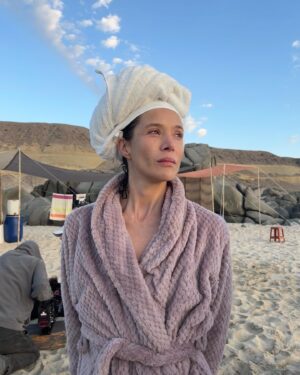 Daniela Ramírez Instagram - La playa 🎬 familia elegida 💫 • @nestorcantillana @marianaloyolaruz @clemerodriguezruiz @helenmrugalskiofc @nayrailic