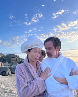 Daniela Ramírez Instagram - La playa 🎬 familia elegida 💫 • @nestorcantillana @marianaloyolaruz @clemerodriguezruiz @helenmrugalskiofc @nayrailic