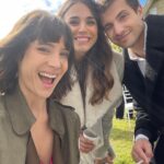 Daniela Ramírez Instagram - Gracias a todo este amado equipo por esta hermosa y mágica historia ! Con una sensación nostálgica de reafirmar que lo que hacemos tiene tanto más valor cuando el amor y admiración están de la mano. Aprendí tanto de cada uno, di tantos abrazos y besos y risas que no lo puedo entender. Fui muy feliz de verdad .. aquí está parte de nuestro corazón abierto, y con la satisfacción de haber ganado amigos y compañeros de verdad💫por más historias así❤️ GRACIAS A TODOS !!!! La Antonia se despide y aprendió mucho🌱