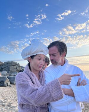 Daniela Ramírez Instagram - La playa 🎬 familia elegida 💫 • @nestorcantillana @marianaloyolaruz @clemerodriguezruiz @helenmrugalskiofc @nayrailic