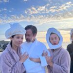 Daniela Ramírez Instagram - La playa 🎬 familia elegida 💫 • @nestorcantillana @marianaloyolaruz @clemerodriguezruiz @helenmrugalskiofc @nayrailic