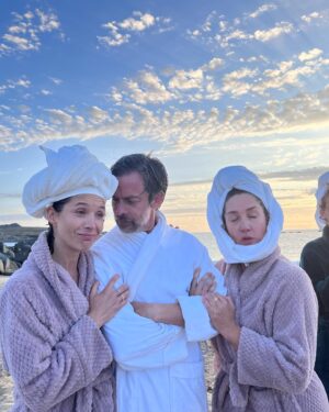 Daniela Ramírez Instagram - La playa 🎬 familia elegida 💫 • @nestorcantillana @marianaloyolaruz @clemerodriguezruiz @helenmrugalskiofc @nayrailic