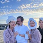 Daniela Ramírez Instagram - La playa 🎬 familia elegida 💫 • @nestorcantillana @marianaloyolaruz @clemerodriguezruiz @helenmrugalskiofc @nayrailic