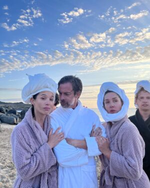 Daniela Ramírez Instagram - La playa 🎬 familia elegida 💫 • @nestorcantillana @marianaloyolaruz @clemerodriguezruiz @helenmrugalskiofc @nayrailic
