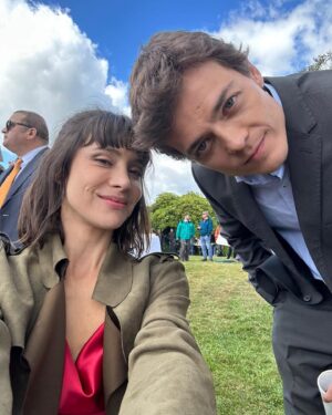 Daniela Ramírez Instagram - Gracias a todo este  amado equipo por esta hermosa y mágica historia !
Con una sensación nostálgica de reafirmar que lo que hacemos tiene tanto más valor cuando el  amor y admiración están de la mano.
Aprendí tanto de cada uno, di  tantos abrazos y besos y risas que no lo puedo entender.
Fui muy feliz de verdad .. aquí está parte de nuestro corazón abierto, y con la satisfacción de haber ganado amigos y compañeros  de verdad💫por más historias así❤️ GRACIAS A TODOS !!!! La Antonia se despide y aprendió mucho🌱