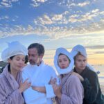 Daniela Ramírez Instagram - La playa 🎬 familia elegida 💫 • @nestorcantillana @marianaloyolaruz @clemerodriguezruiz @helenmrugalskiofc @nayrailic