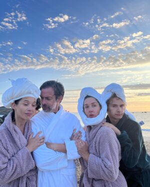 Daniela Ramírez Instagram - La playa 🎬 familia elegida 💫 • @nestorcantillana @marianaloyolaruz @clemerodriguezruiz @helenmrugalskiofc @nayrailic
