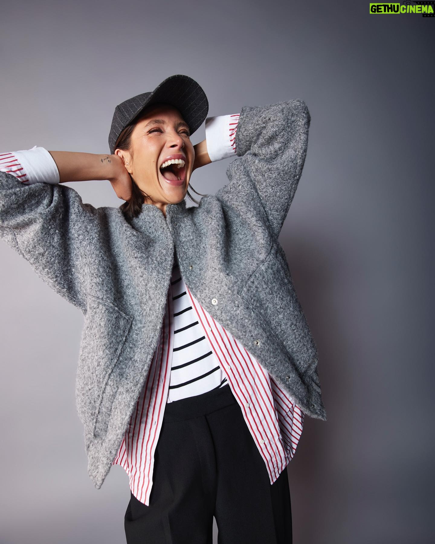 Daniela Ramírez Instagram - El arte de las capas es mezclar prendas, texturas y accesorios para crear un tú propio look. Mezcla, juega con lo incombinable, repite una prenda y ten ese capa que marque la diferencia. Esta temporada @tiendas_paris te invita a atreverte y crear tus propias reglas en Paris 💙 #elartedelascapas #amocomosoy